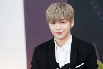 강다니엘 "공황장애·우울증, 가수 그만둘 생각도"