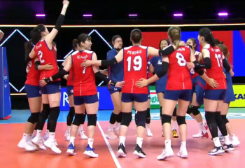 '박정아 22점' 한국 女배구, 복병 태국에 역전승...VNL 1승 1패