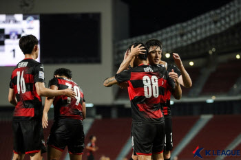 'PK로 3골' 포항, 조호르에 4-1 대승...ACL 16강 청신호