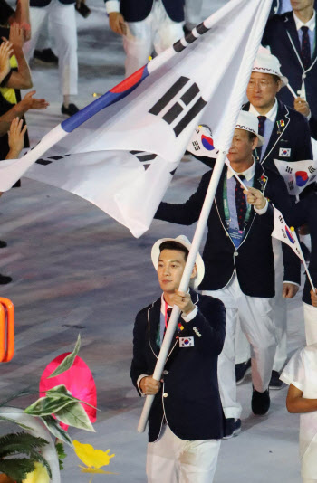 태극기 맞잡는 김연경-황선우…역대 기수는?