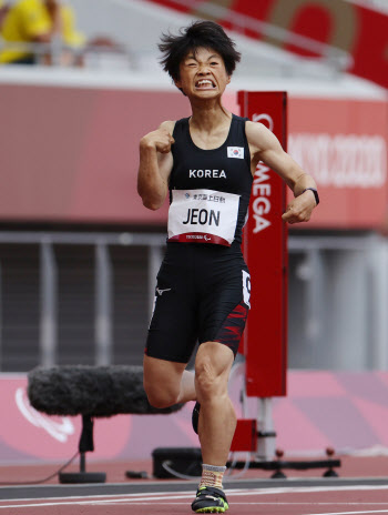 장애인 육상 간판 전민재, 女200m 아름다운 4위