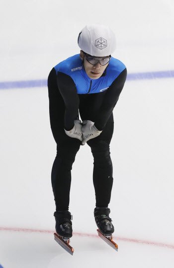 황대헌, 쇼트트랙 2차 월드컵 男500m '행운의 금메달'