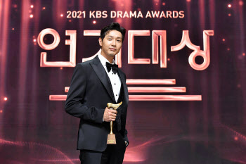 'KBS 공채 출신' 지현우, 데뷔 20년 만에 첫 연기대상  (종합)