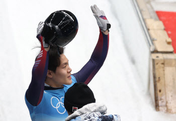 스켈레톤 정승기, 첫 올림픽 '톱10'...'홈이점' 중국 동메달