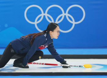 한국 여자 컬링, 덴마크에 극적 역전승...4강 불씨 살려