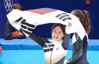 1500m 금빛 질주 최민정의 해피엔딩…BTS슈가도 김연경도 축하