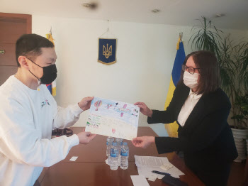 양동근, 주한 우크라이나 대사관에 1000만원·딸 그림 전달