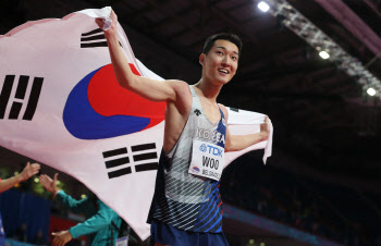 우상혁, 한국인 최초 세계실내육상선수권 우승…2m34 넘고 金