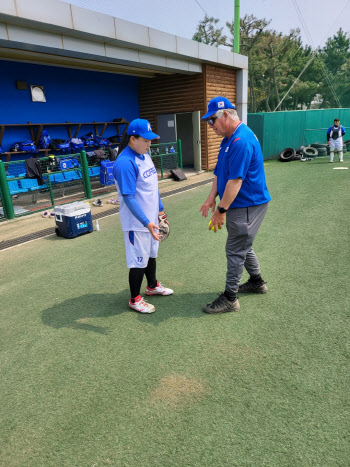 미국 출신 베테랑 코치 크랜포드, 한국 소프트볼 대표팀 아끈다