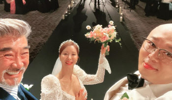 돈스파이크 결혼식 현장 공개…"열심히 사랑으로 함께 살아갈 것"