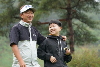 41세 아빠는 선수, 12세 아들은 캐디..'류현우 부자' 컷통과를 목표로