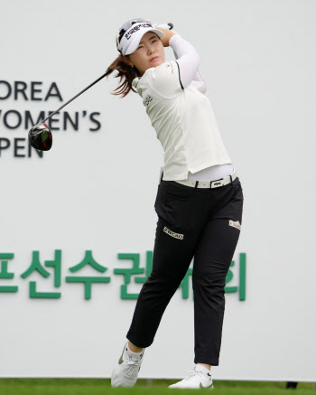 나흘 동안 버디 24개 몰아친 임희정, 한국여자오픈 최소타 우승