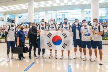 손흥민 '깜짝 마중'...토트넘, 뜨거운 환영세례 받으며 방한