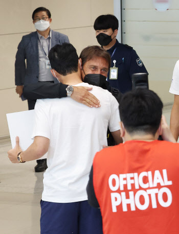 토트넘 콘테 감독 "한국팬 열정 놀라워...큰 성과로 보답해야"