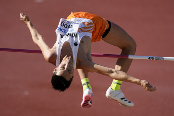 우상혁, 한국 선수 최초로 세계실외육상선수권 은메달 획득
