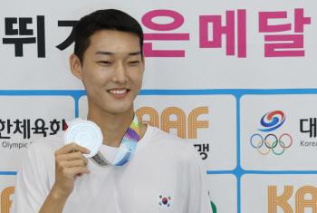 우상혁, 또 역사 썼다…한국 육상 최초로 월드 랭킹 1위 등극