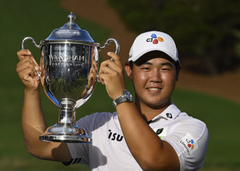 김주형, PGA 투어 첫 2000년대생 우승…“기록 남겨 영광스러워”(종합)