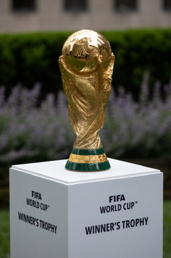 FIFA 월드컵 공식 트로피, 한국에 온다...25일 일반 공개 예정