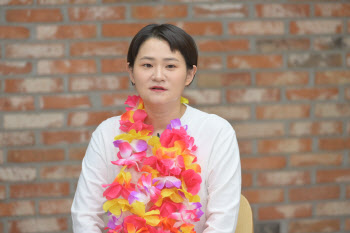 '전국노래자랑' MC 김신영 "송해 뜻 이어 진행, 인생 바칠 것"