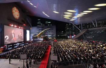 제27회 부산국제영화제 개막, '관객들의 뜨거운 박수와 환호로 가득찬 레드카펫'