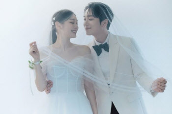 오늘(22일) 결혼 김연아♥고우림, 순백의 웨딩화보…연상연하 커플