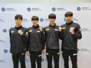 황선우 앞세운 수영 대표팀, 계영 800m 16년 만에 한국 신기록