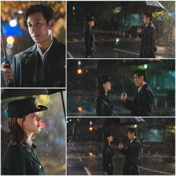 '법쩐' 이선균·문채원, 우산 속 투샷…10년 만의 조우