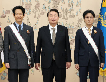 '오징어 게임' 이정재·황동혁, 대통령 금관문화훈장 받았다