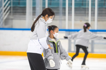 '피겨퀸' 김연아, 피겨 꿈나무 선수 직접 지도..."긍정적 마음 중요"