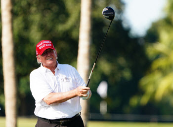 시니어 골프대회에서 우승한 트럼프 전 대통령 "비결은 힘과 체력"