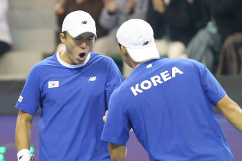 한국, 테니스 데이비스컵 ‘기사회생’…송민규·남지성 복식 승리