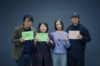 넷플릭스 '아무도 없는 숲속에서', 김윤석·윤계상·고민시·이정은 출연
