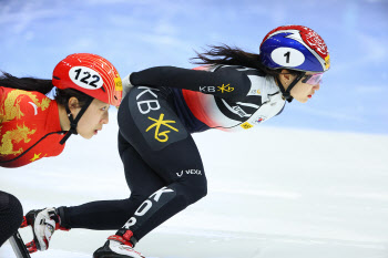 ‘대표팀 기둥’ 최민정, 女 1000m 결승서 은메달... 두 번째 메달