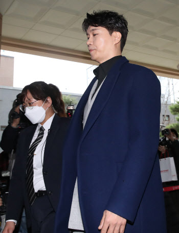 재판 출석 박수홍 "'친형 횡령 처벌 강력 희망, 관계없는 아내까지 인격살인"