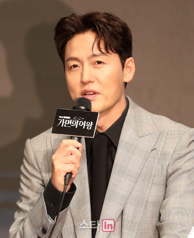 [포토]인사말하는 배우 이정진