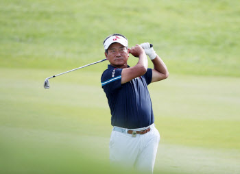 '큰형님' 최경주, SKT오픈 첫날 '한국의 존람' 정찬민과 티샷