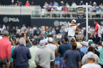 셰플러, PGA 챔피언십 2R 공동 선두…이경훈 19위로 유일 컷 통과