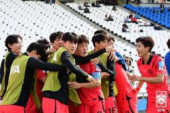 ‘3사 해설 모두 갸우뚱’ 김은중호, 애매한 판정까지 이겨내 더 대단하다