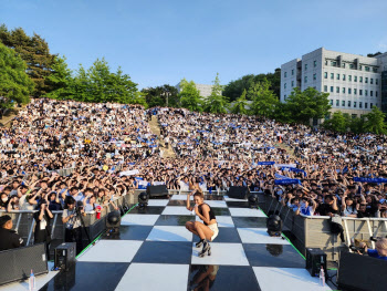 단독 콘서트인줄…효린, 대학 축제서 75분 공연