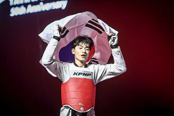 '강화도 태권브이' 배준서, 4년 만에 세계선수권 정상 복귀