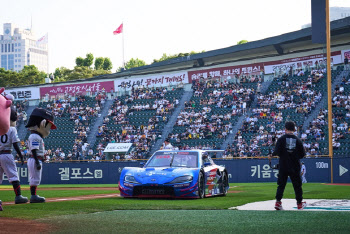 야구장에 등장한 레이싱카... 드라이버 오한솔, LG-KIA전 시구