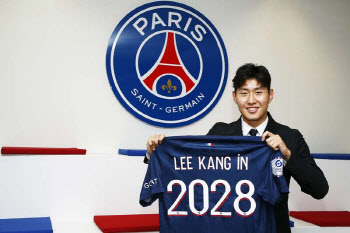 이강인, 세계 최고 클럽 PSG 유니폼 입었다...음바페·네이마르와 한솥밥