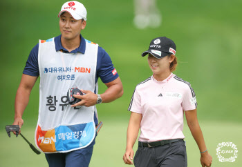 ‘슈퍼 루키’들의 뜨거운 경쟁…황유민, 김민별 꺾고 KLPGA 투어 첫 우승