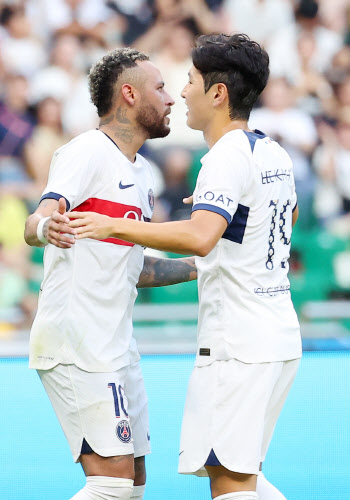 이강인, PSG 유니폼 입고 고국팬들에 인사...'네이마르 멀티골' PSG 완승