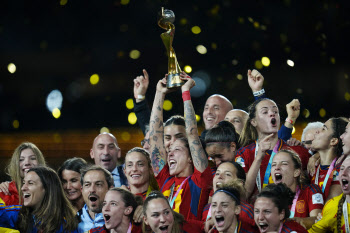 8년 전 한국에 졌던 스페인, 女월드컵 새로운 챔피언 우뚝