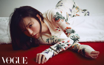 '잠' 정유미, 장르 여신으로 거듭난 윰블리…미스터리한 매력