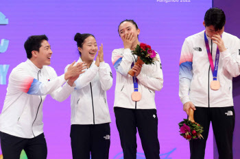 옷깃 정리해주자 “와~”…한국 탁구 대표팀 시상식에 대륙도 반했다