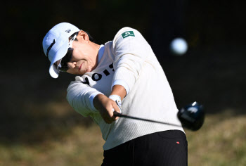 대상·상금왕 뒤집기 노리는 신지애, JLPGA 투어 최종전 1R 공동 4위