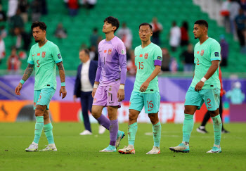  개최국 카타르, ‘조 1위+16강’ 확정... ‘또 무승부’ 중국은 16강 불투명