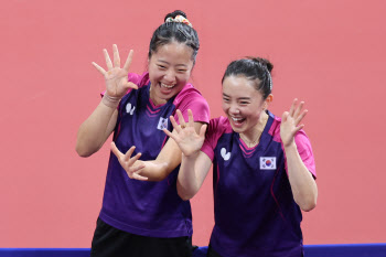 전지희, ‘복식 단짝’ 신유빈 꺾고 WTT 탁구 결승 우승